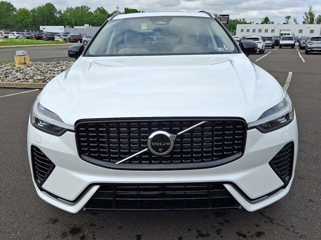 2025 Volvo XC60 Hybrid T8 Plus photo 2