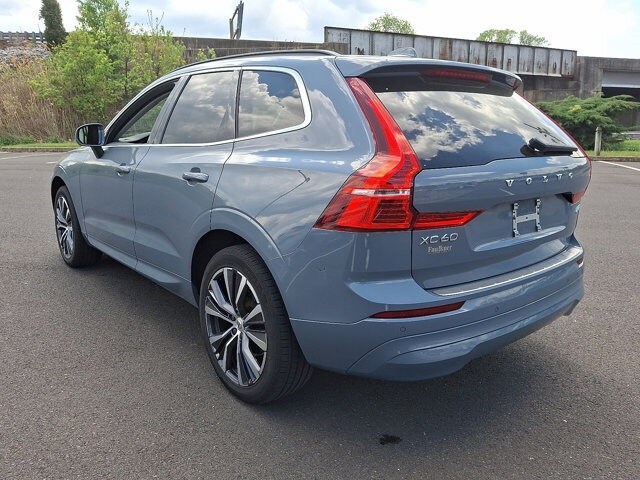 2022 Volvo XC60 B5 Momentum photo 4