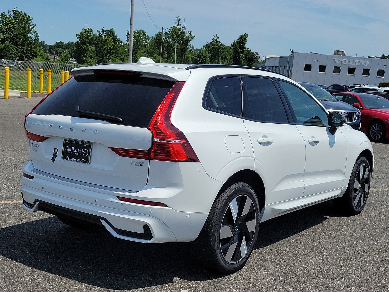 2025 Volvo XC60 Hybrid T8 Plus photo 4