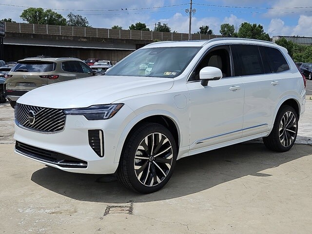 2026 Volvo XC90 Plus T8 AWD photo 3