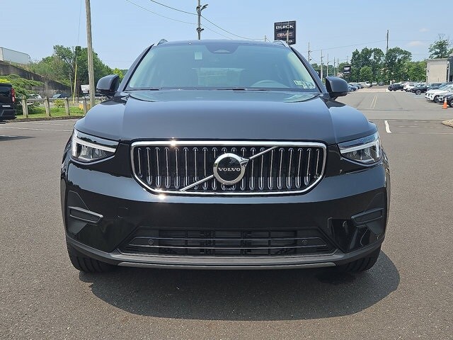 2025 Volvo XC40 Core photo 2