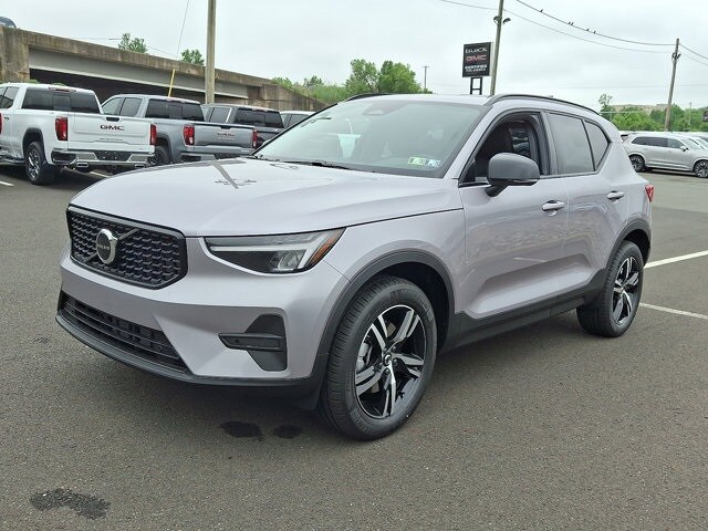 2026 Volvo XC40 Core photo 3
