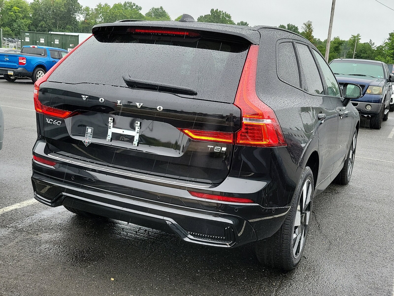 2025 Volvo XC60 Hybrid T8 Plus photo 2