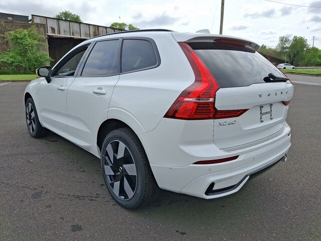 2025 Volvo XC60 Hybrid T8 Plus photo 2