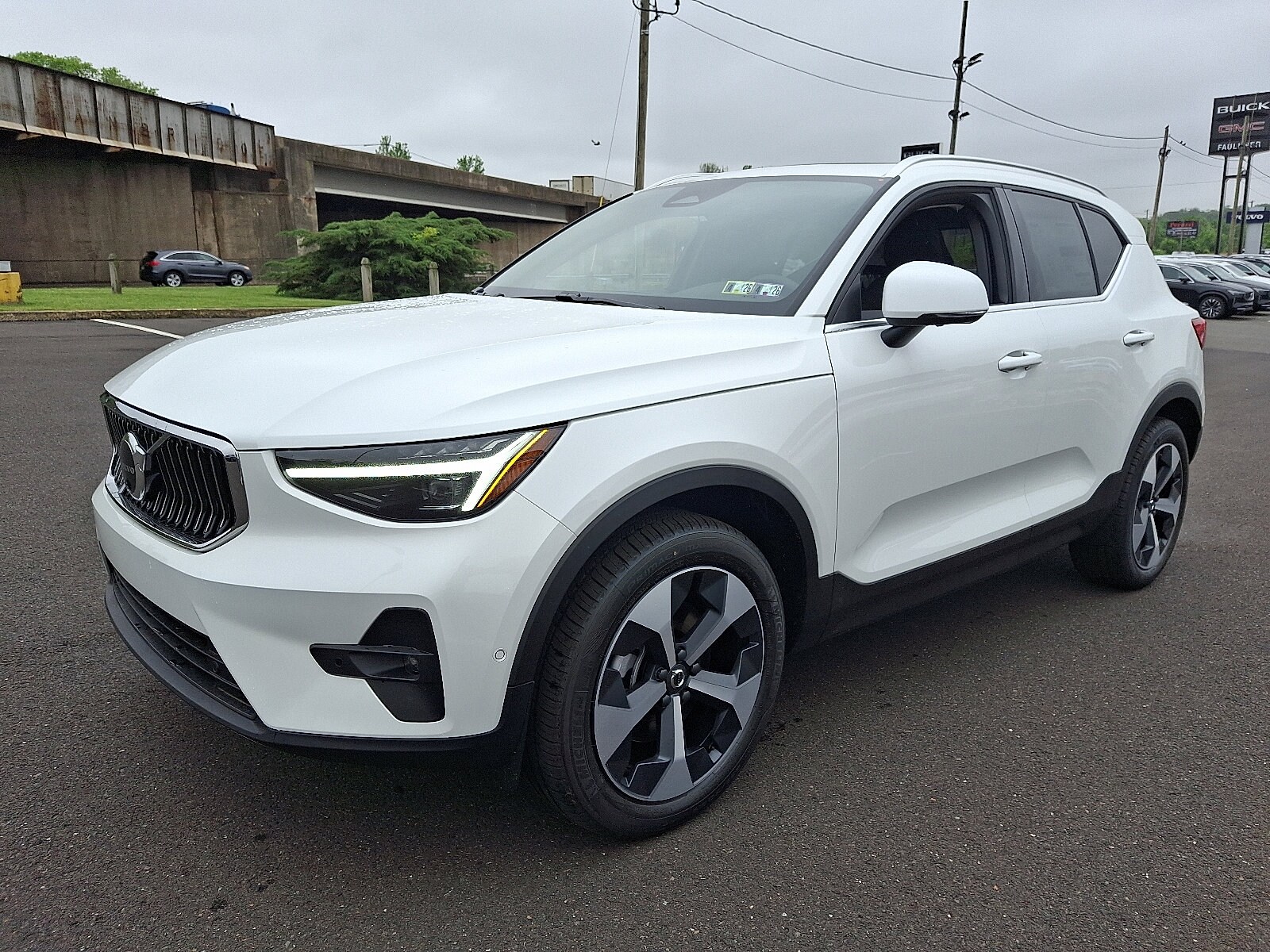 2025 Volvo XC40 Plus photo 3