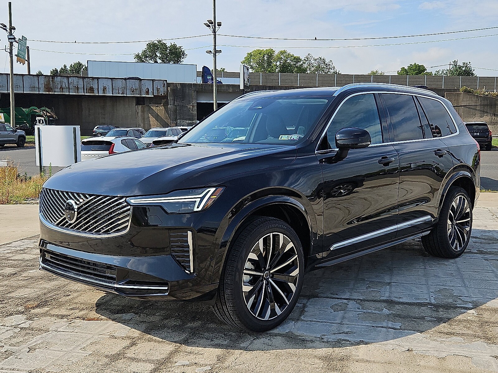 2026 Volvo XC90 Plus photo 2