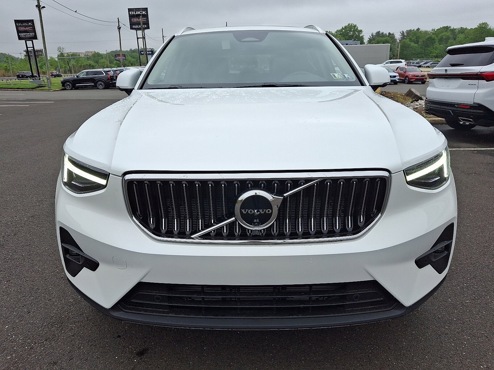 2025 Volvo XC40 Plus photo 2