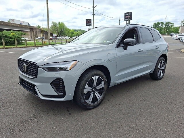 2025 Volvo XC60 T8 Plus photo 3