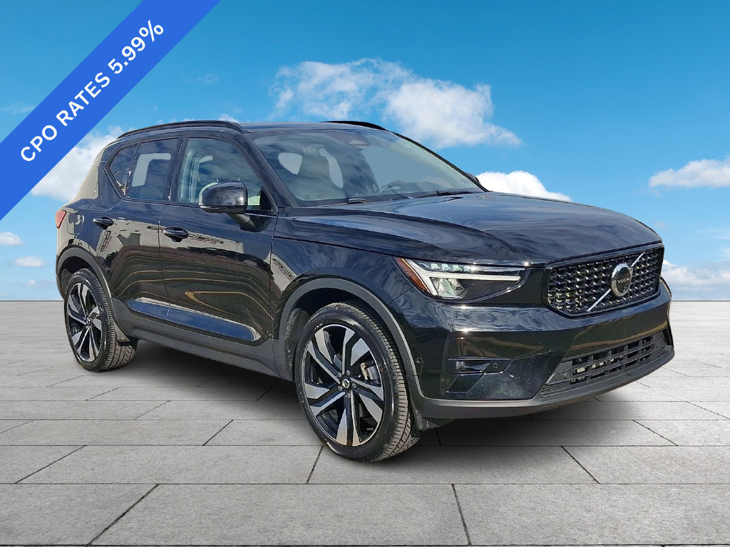 2024 Volvo XC40 B5 Plus Dark Theme SUV