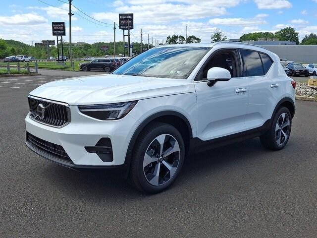 2025 Volvo XC40 Core photo 3