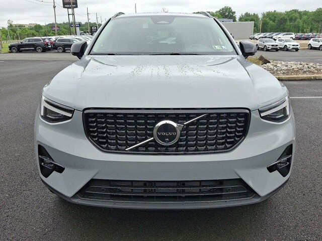 2025 Volvo XC40 Plus photo 2