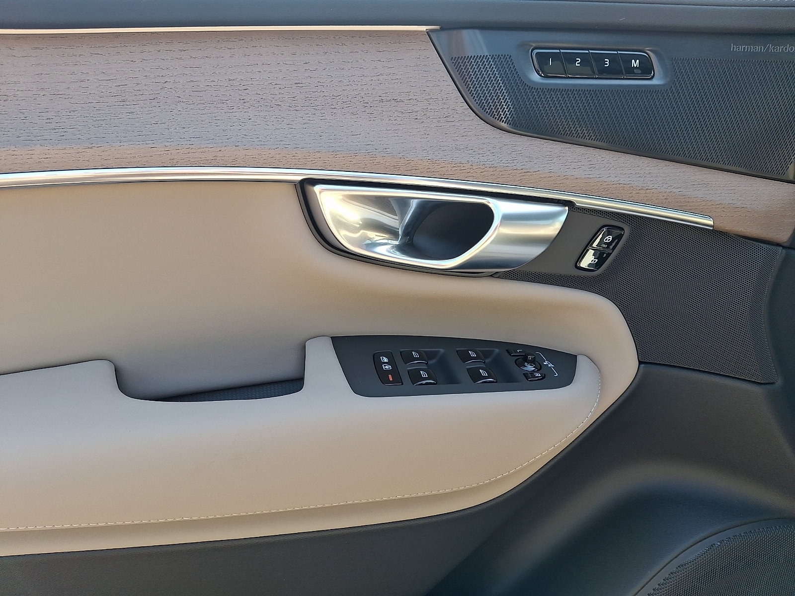 2026 Volvo XC90 Plus - Photo 12