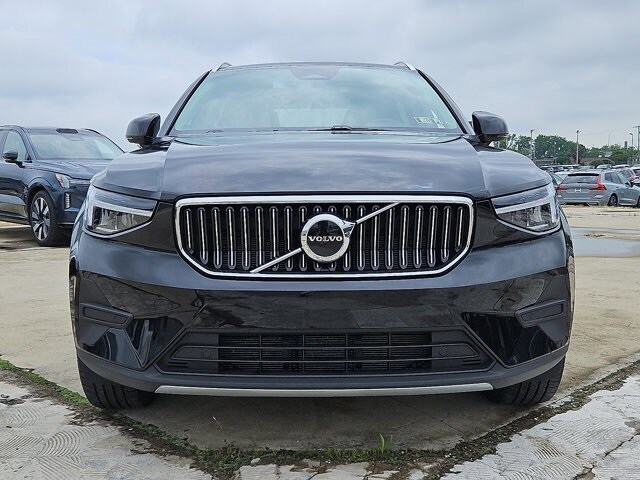 2025 Volvo XC40 Core photo 2