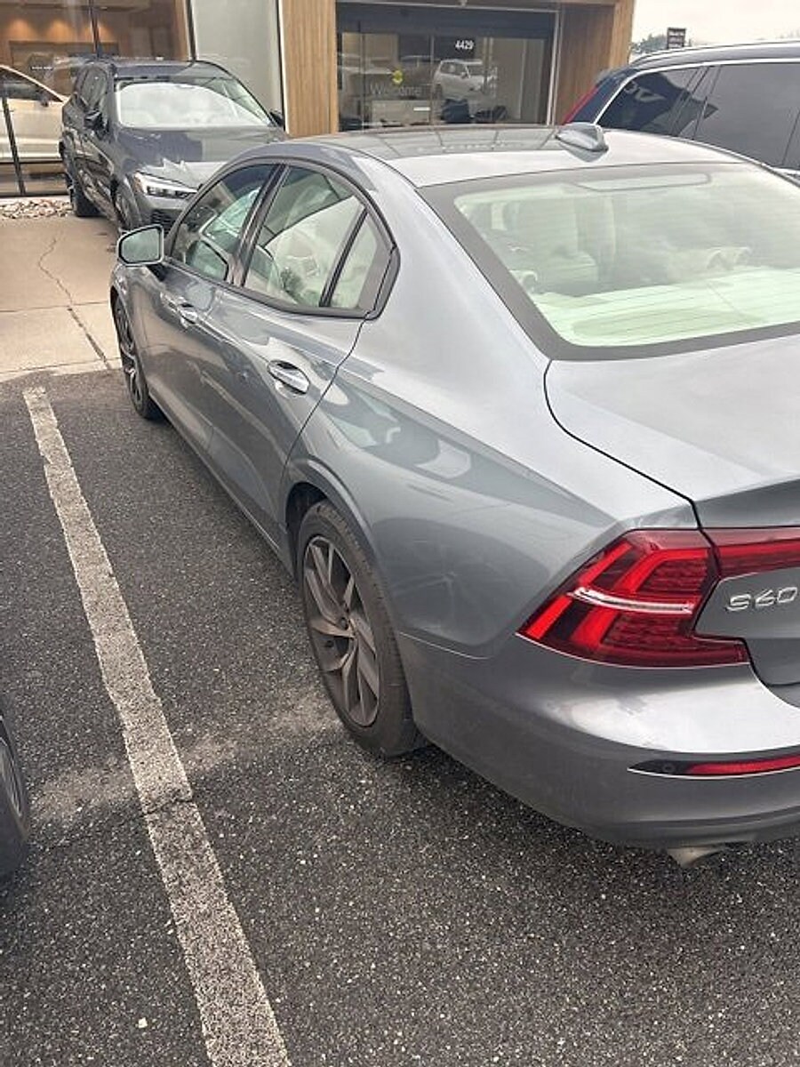 2020 Volvo S60 T5 Momentum photo 2