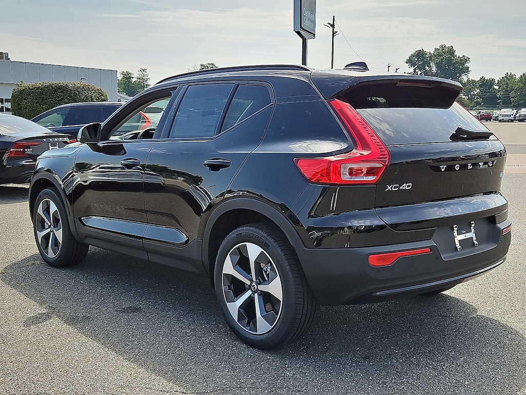 Used 2026 Volvo XC40 B5 Core SUV