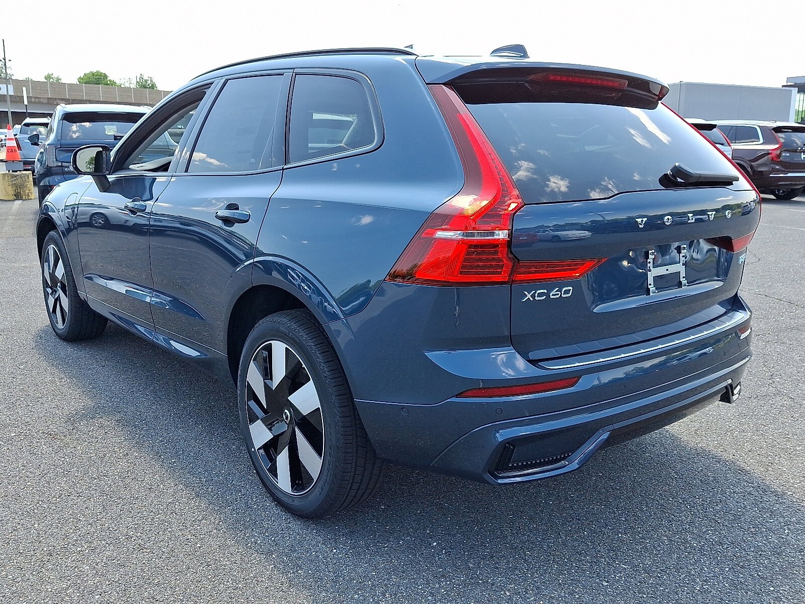 2025 Volvo XC60 Hybrid T8 Plus photo 2