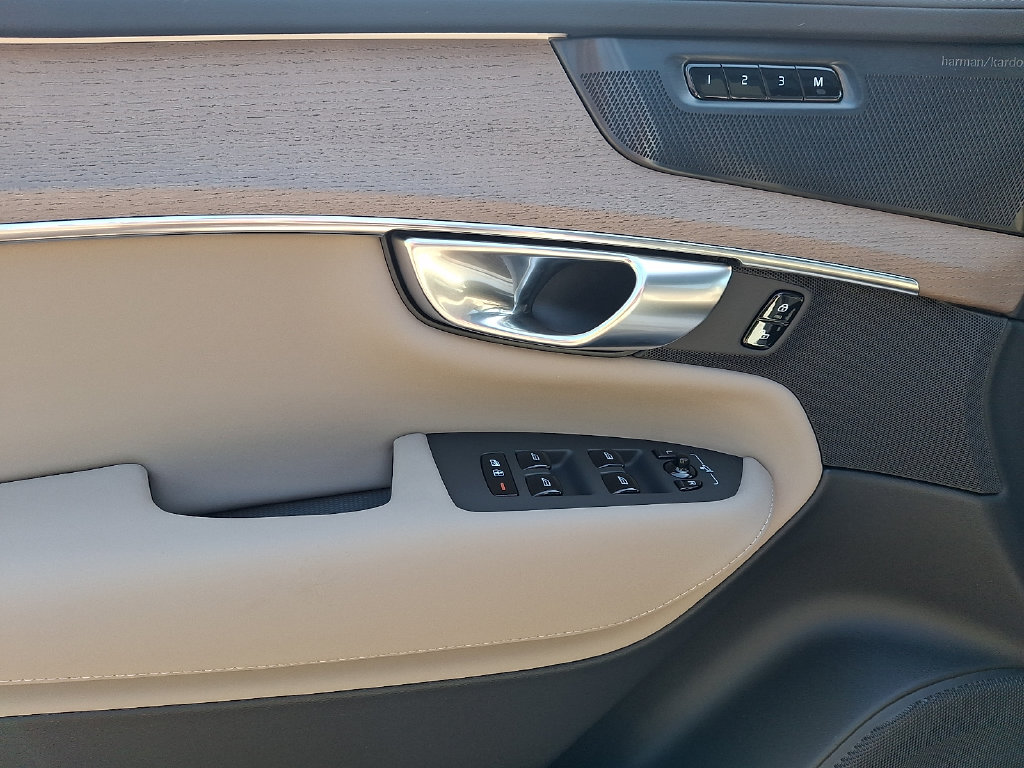 2026 Volvo XC90 Plus - Photo 12