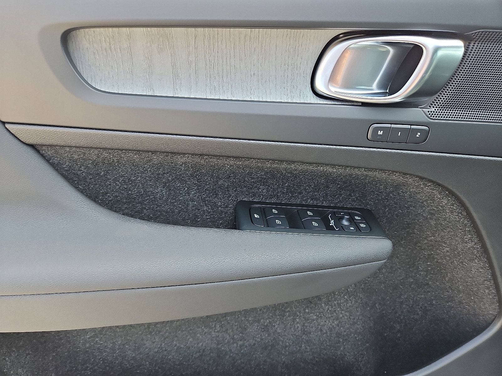 2026 Volvo XC40 Plus - Photo 10