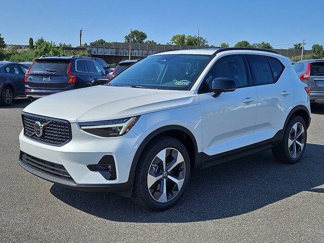 2026 Volvo XC40 Plus photo 3