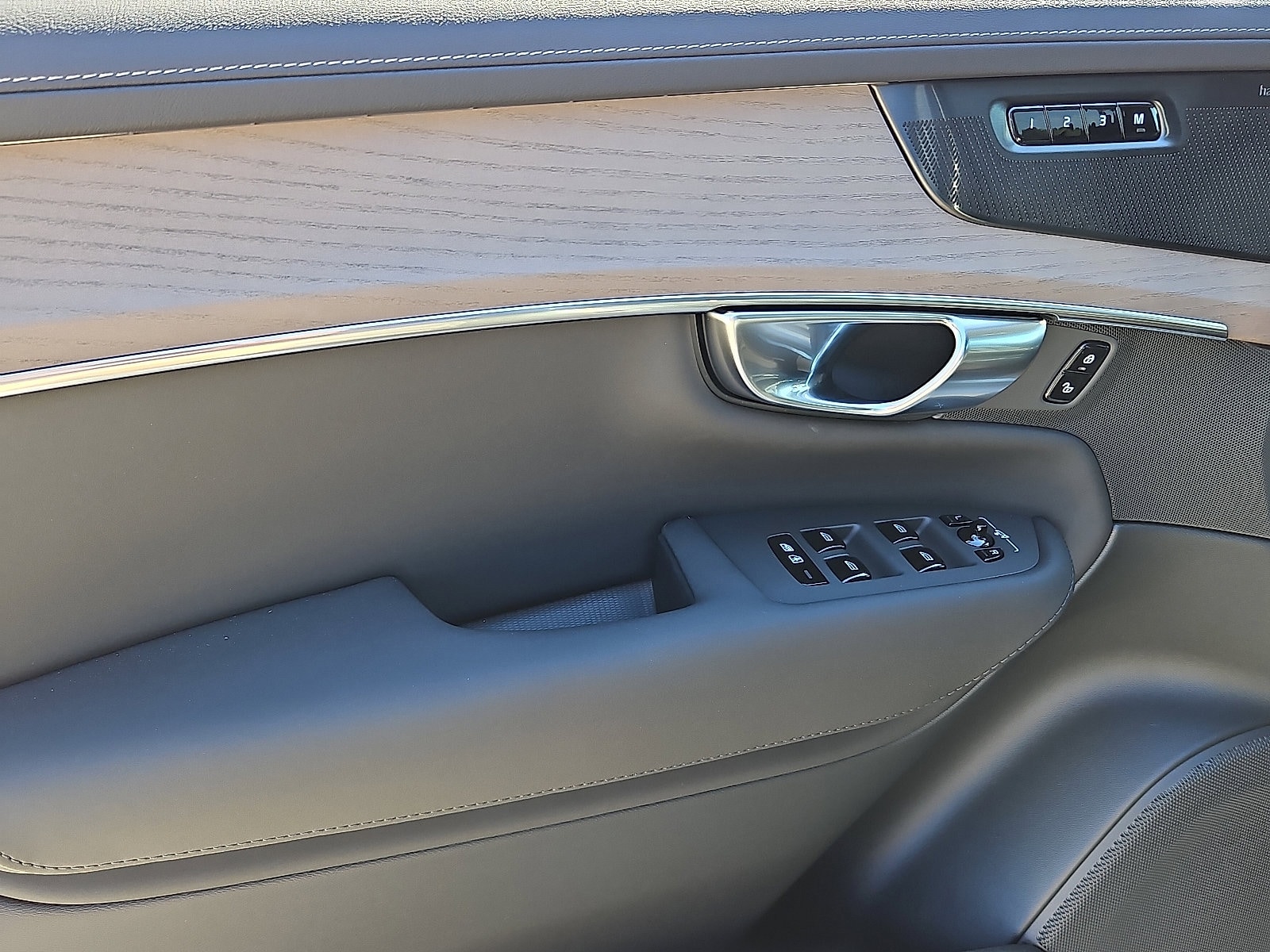 2026 Volvo XC90 Plus - Photo 10