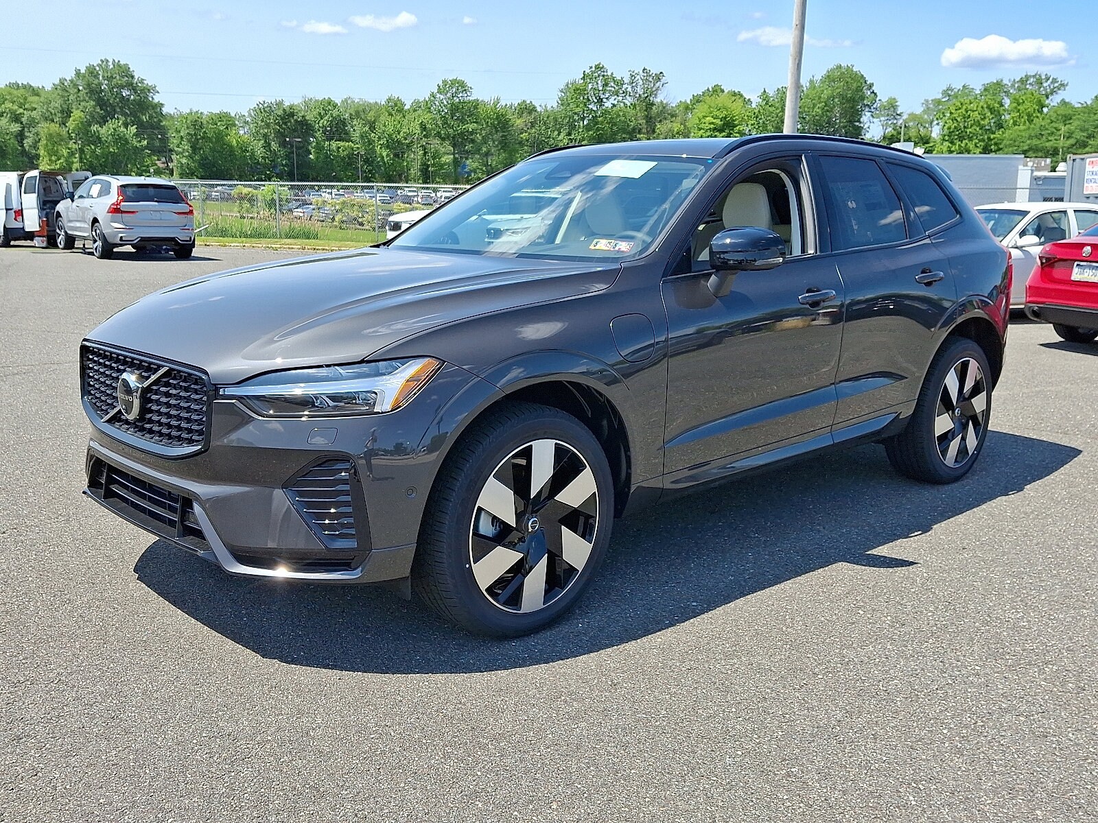 2025 Volvo XC60 Hybrid T8 Plus photo 2