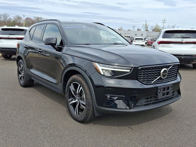 2023 Volvo XC40 B5 AWD Plus Dark SUV