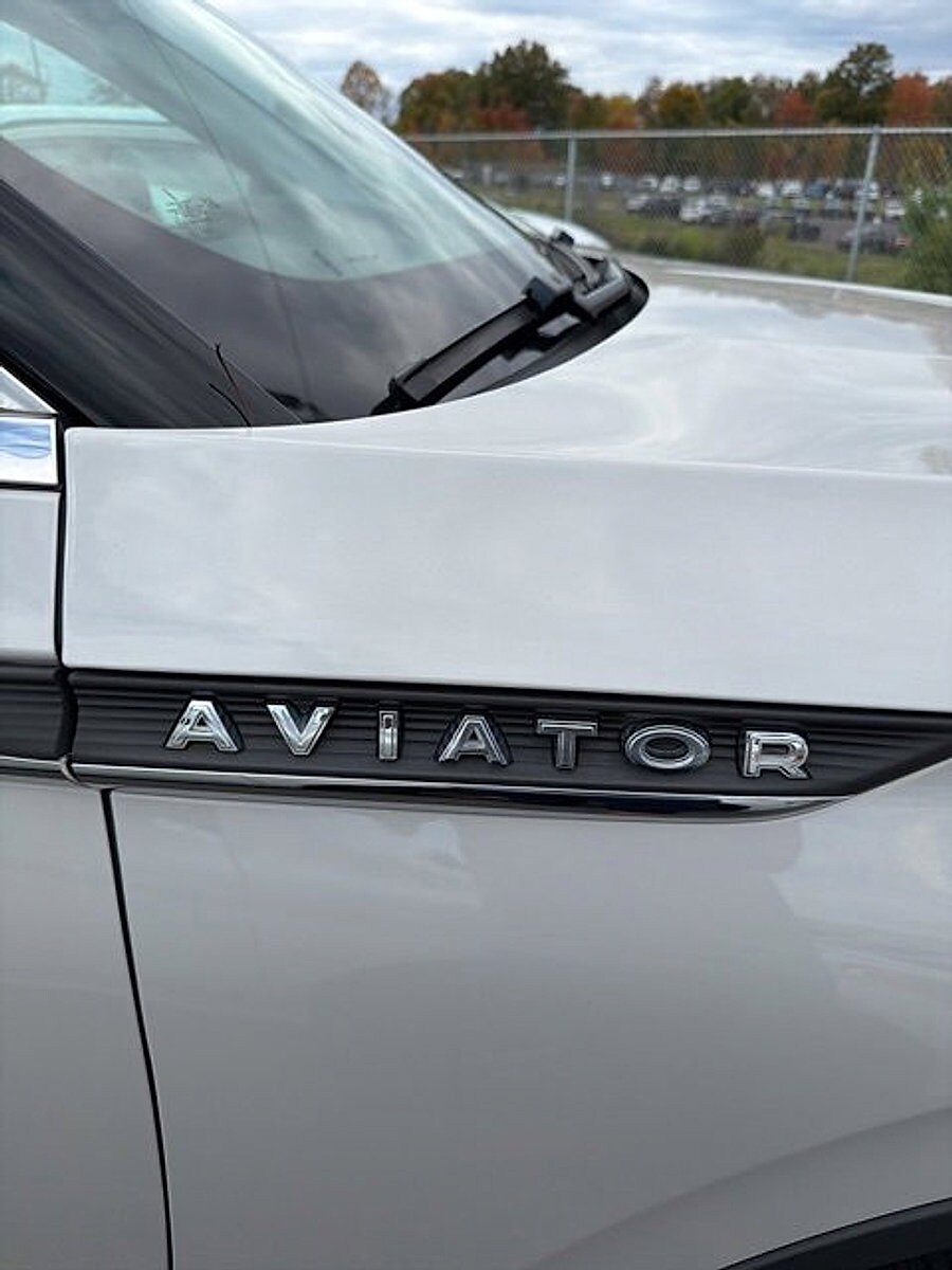 2023 Lincoln Aviator Standard photo 3
