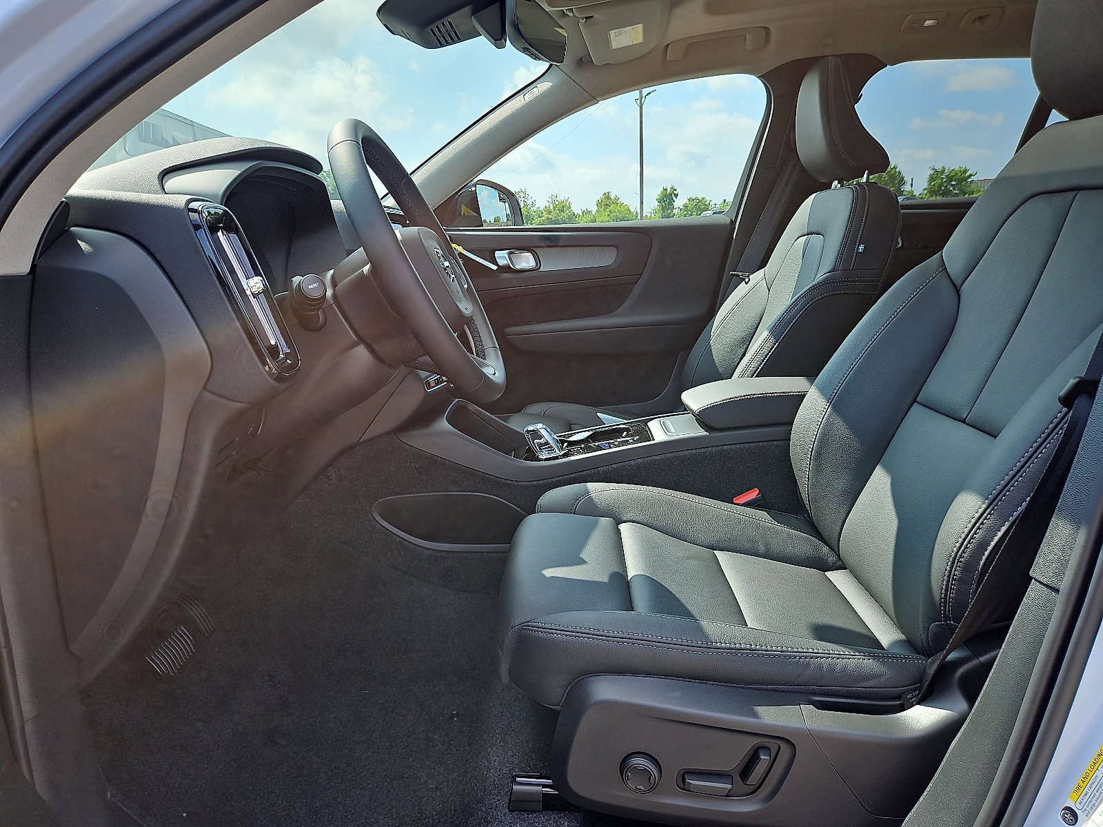 2026 Volvo XC40 Plus - Photo 11