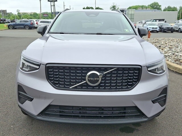 2026 Volvo XC40 Core photo 2