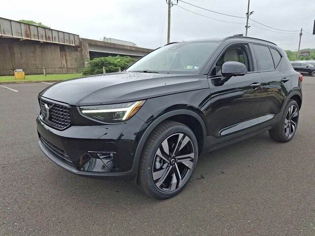 2025 Volvo XC40 photo 3