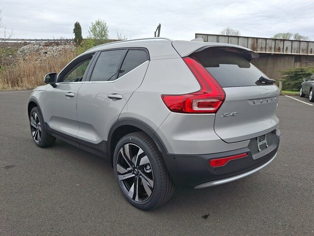 2025 Volvo XC40 photo 4