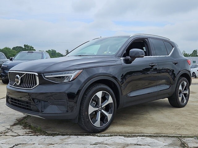 2025 Volvo XC40 Core photo 3