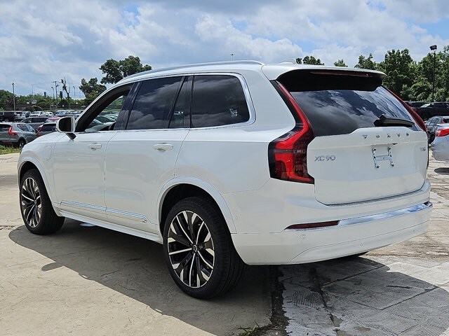 2026 Volvo XC90 Plus T8 AWD photo 4