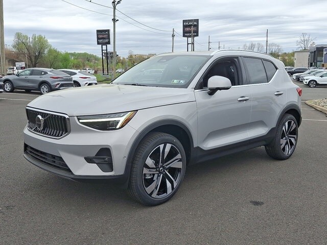 2025 Volvo XC40 photo 3