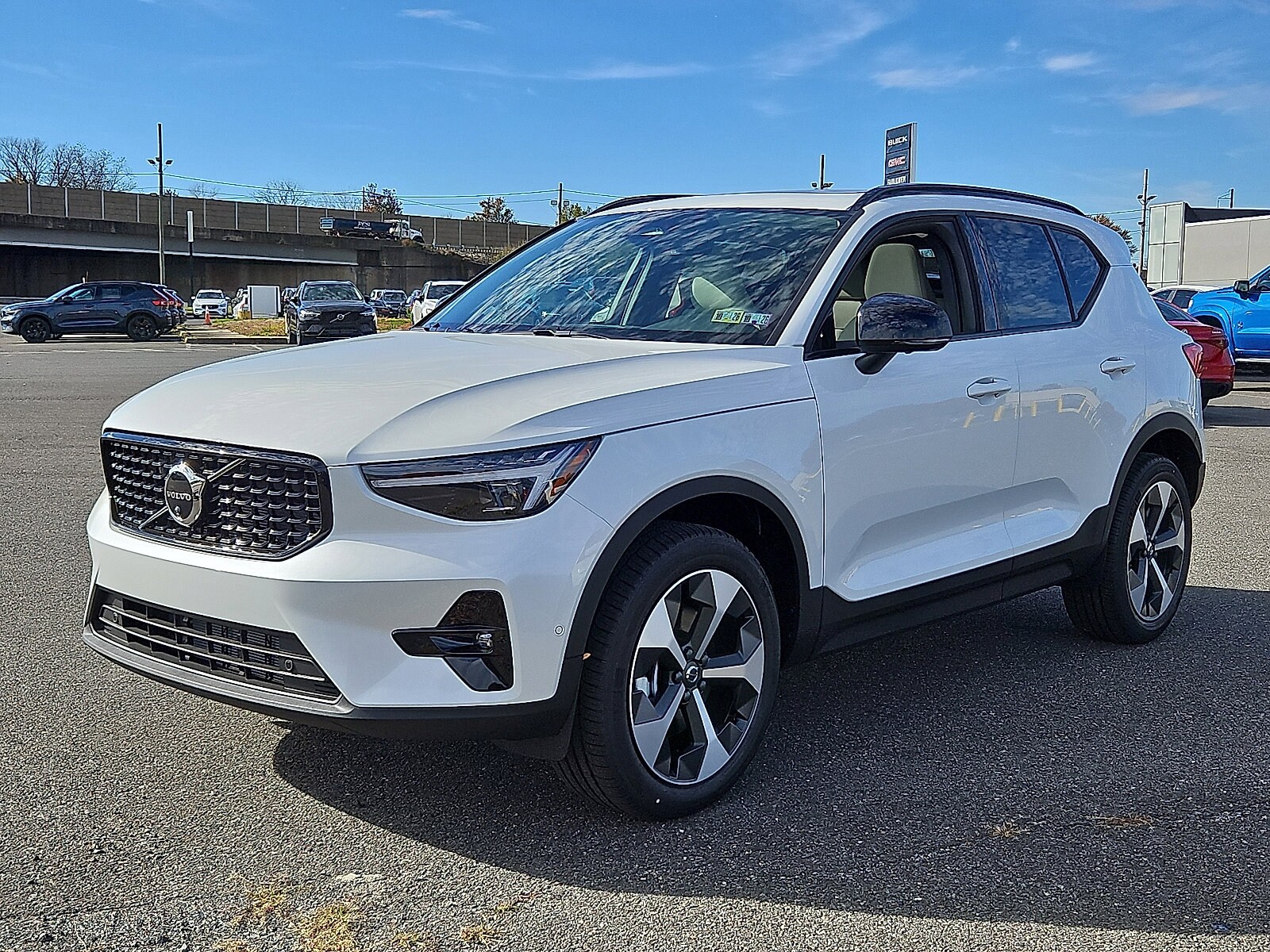 2026 Volvo XC40 Plus photo 2