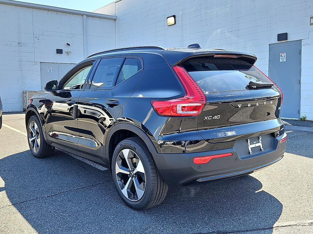 New 2026 Volvo XC40 B5 Core SUV