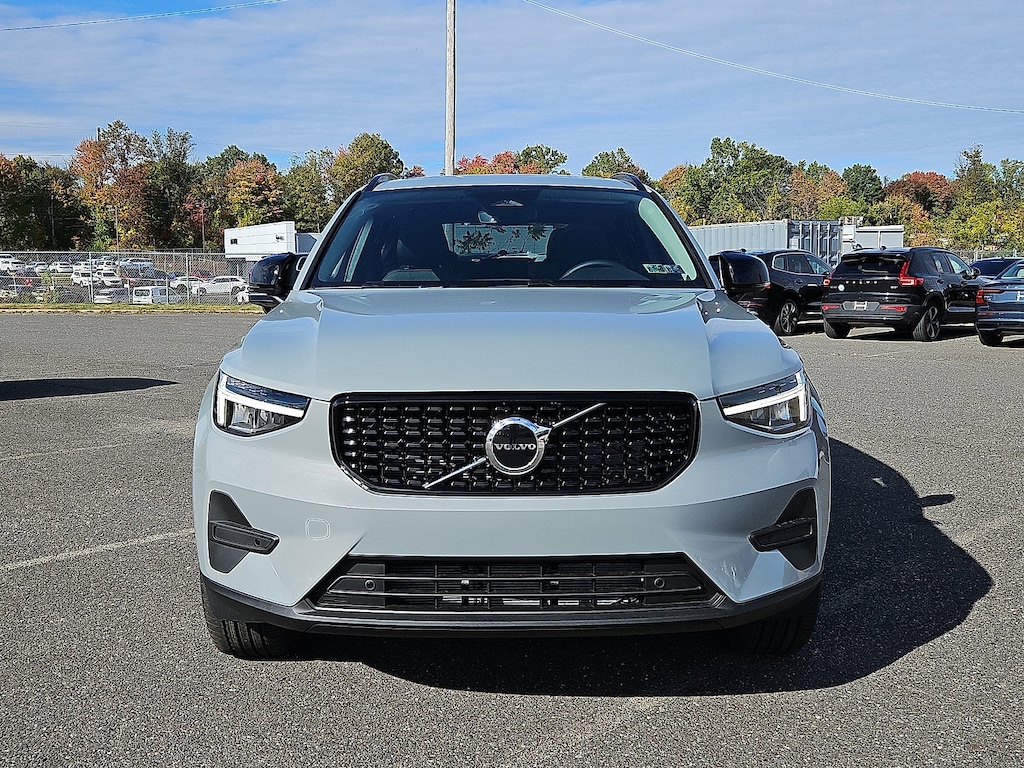New 2026 Volvo XC40 B5 Core SUV