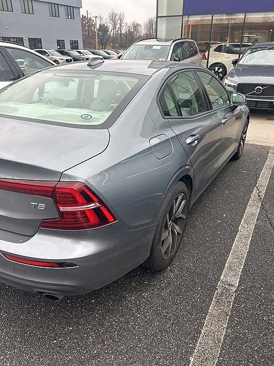 2020 Volvo S60 T5 Momentum photo 4