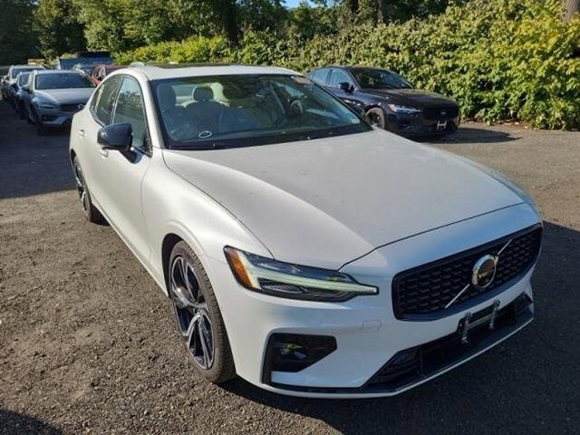 2024 Volvo S60 B5 AWD Plus photo 2