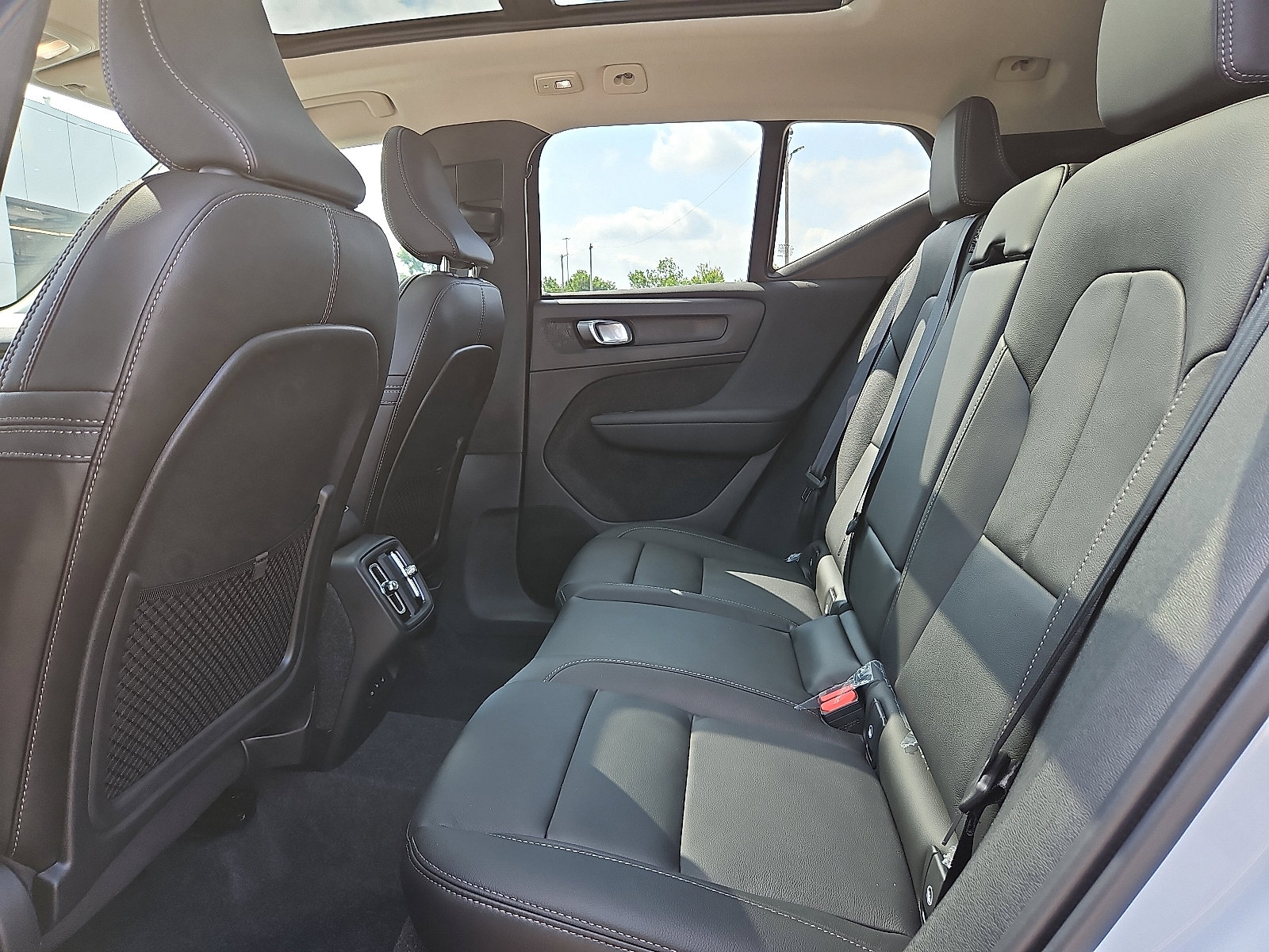 2026 Volvo XC40 Plus - Photo 8