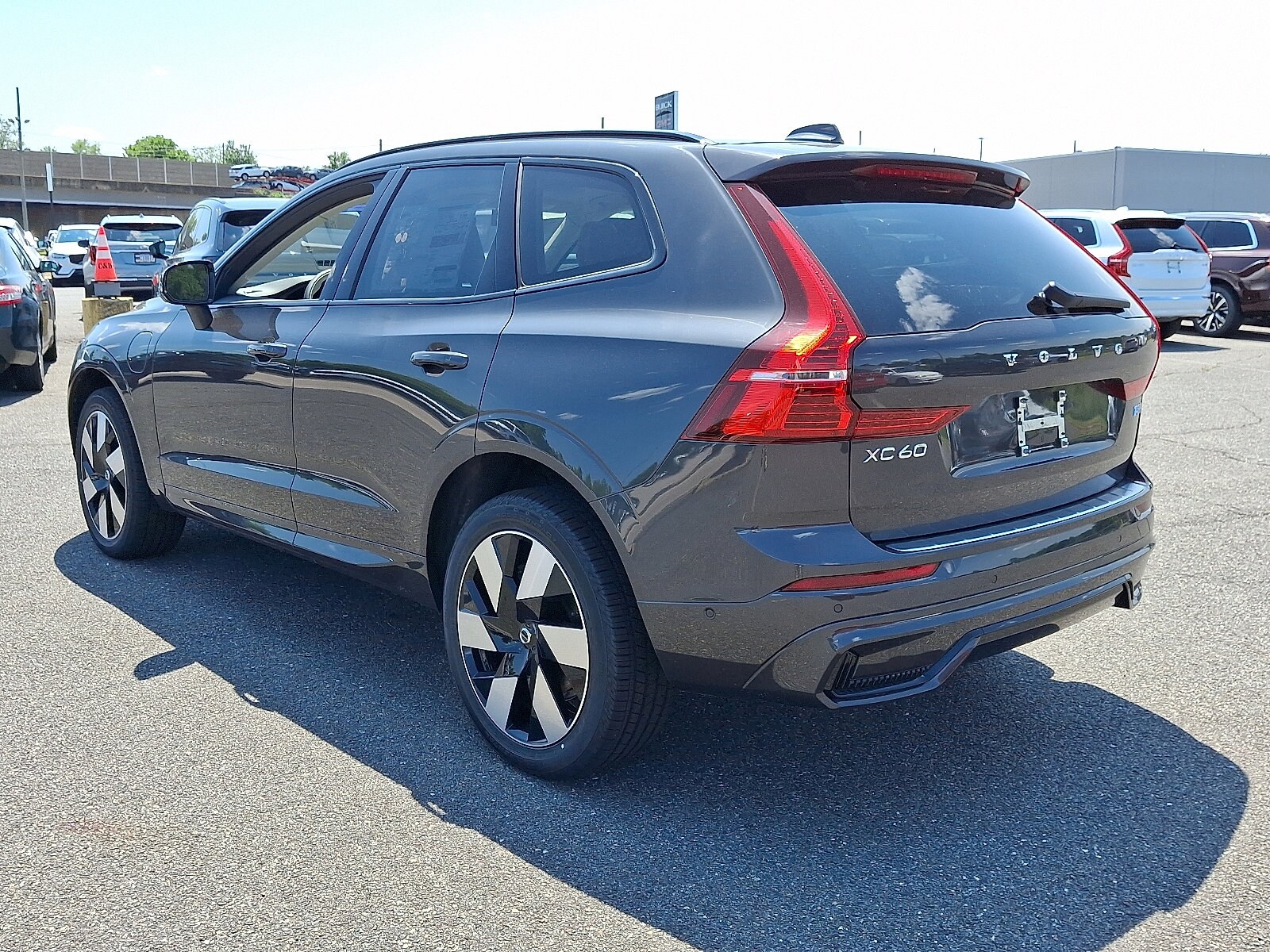 2025 Volvo XC60 Hybrid T8 Plus photo 3