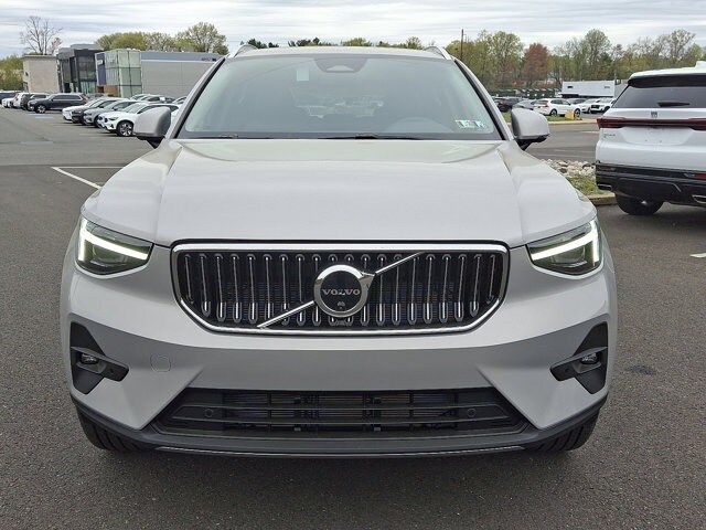 2025 Volvo XC40 photo 2
