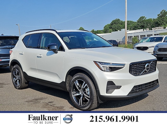 2026 Volvo XC40 B5 Core SUV
