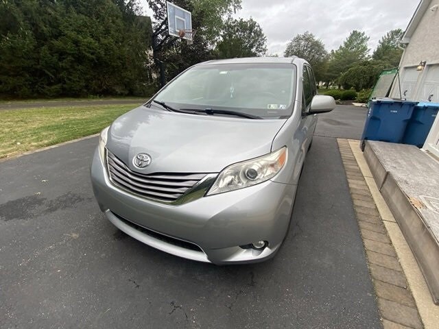 2015 Toyota Sienna L photo 2