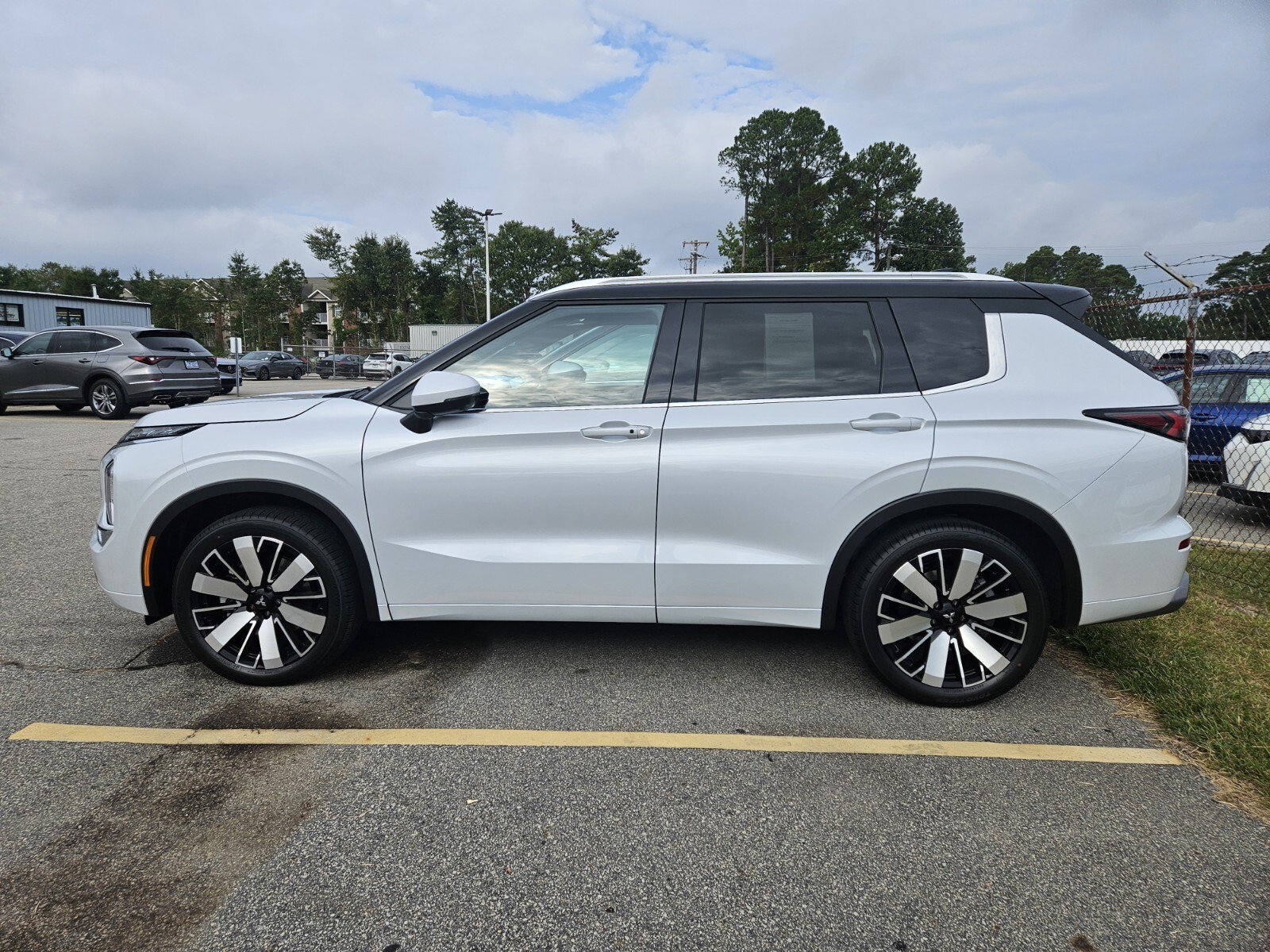 2025 Mitsubishi Outlander SEL photo 2