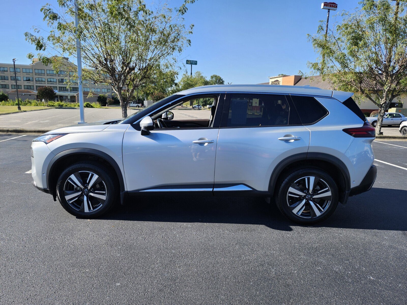 2023 Nissan Rogue SL photo 2