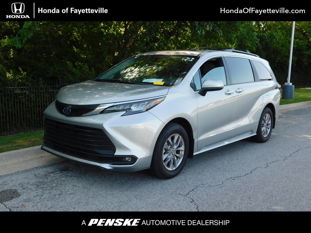 2025 Toyota Sienna XLE 8-Passenger Hybrid FWD's photo
