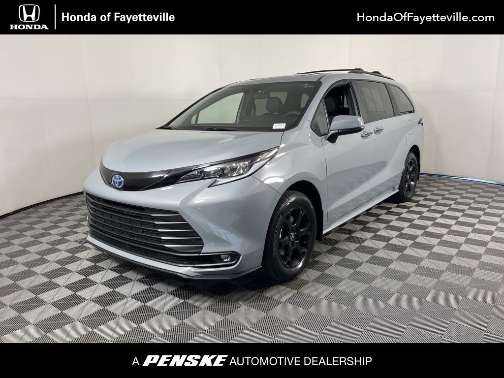 2025 Toyota Sienna Woodland Edition's photo