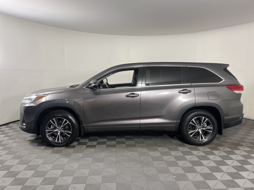 Used 2018 Toyota Highlander LE with VIN 5TDZARFHXJS035360 for sale in Fayetteville, AR
