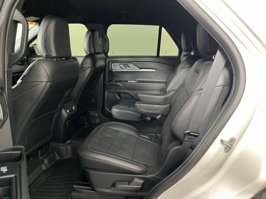 2025 Ford Explorer ST - Photo 24